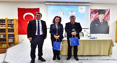 İzmir’de Cumhuriyet demokrasi ve siyaset konuşuldu