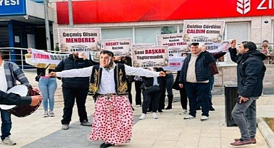 Menderes'te belediye önünde zenneli rüşvet protestosu