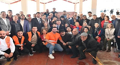 Başkan Tugay AKP'den İstifa Edip CHP'ye Geçenlere Parti Rozetini Taktı