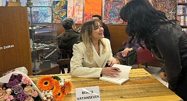 Berna Vatansever'in imza gününe büyük ilgi!