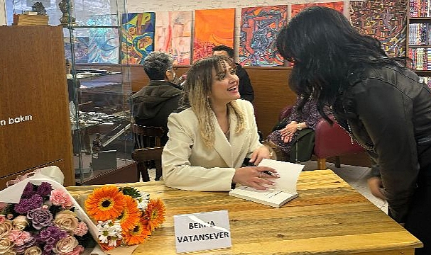 Berna Vatansever'in imza gününe büyük ilgi!