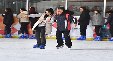 Kadınlar gününü buz pistinde kutladılar