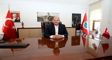 Menderes’in Sanatçı Muhtarı Sahnede