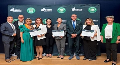 Menderes’e Fransa’da Büyük Onur